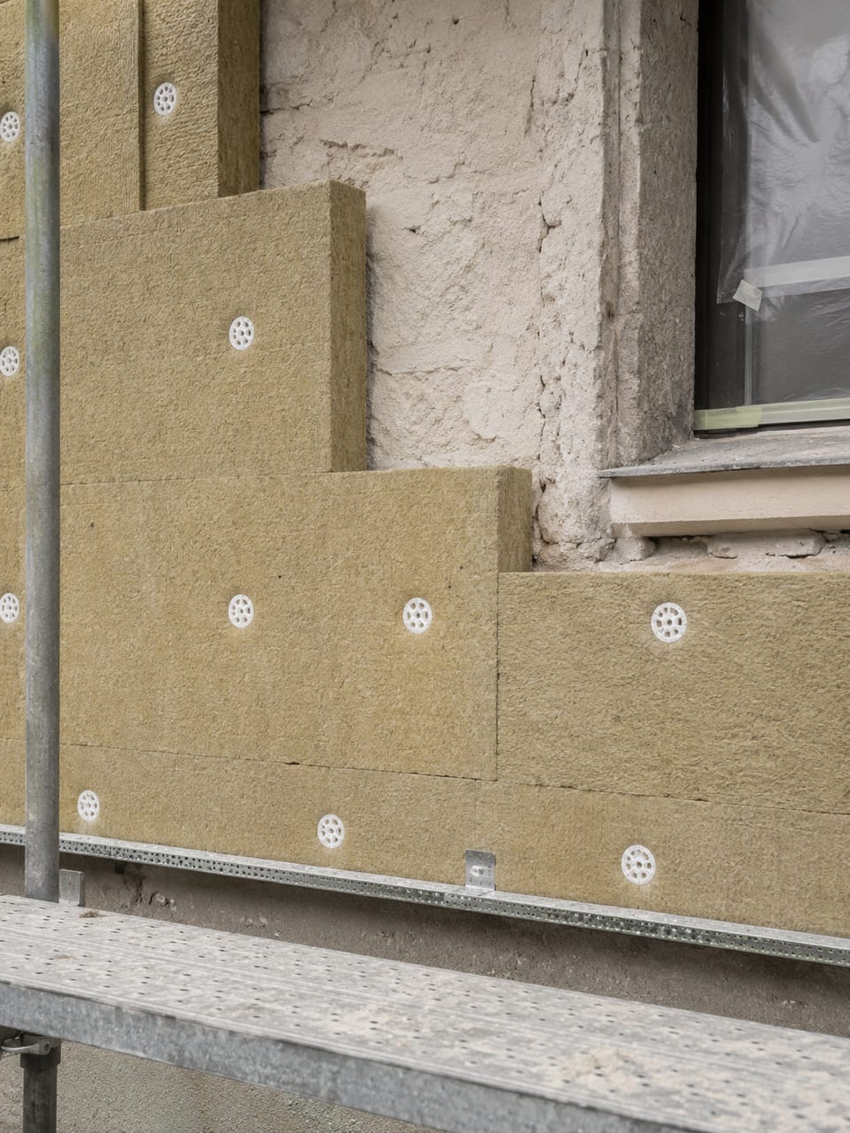 Panneaux d'isolation posés sur une façade existante, détail